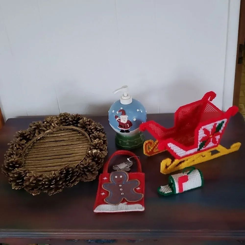 Lot of 5 Christmas Decor Items